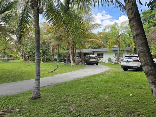 8603 SW 68th St Rd , Miami, FL 33143