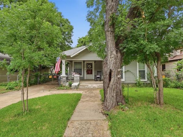 908 N Winnetka Avenue , Dallas, TX 75208