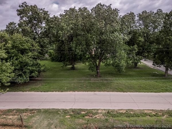 2230 N Columbia Avenue , Tulsa, OK 74110