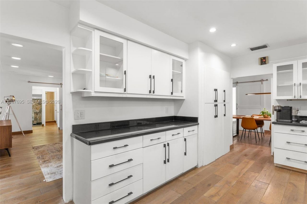 8220 Hawthorne Ave, Miami Beach, FL 33141 Photo