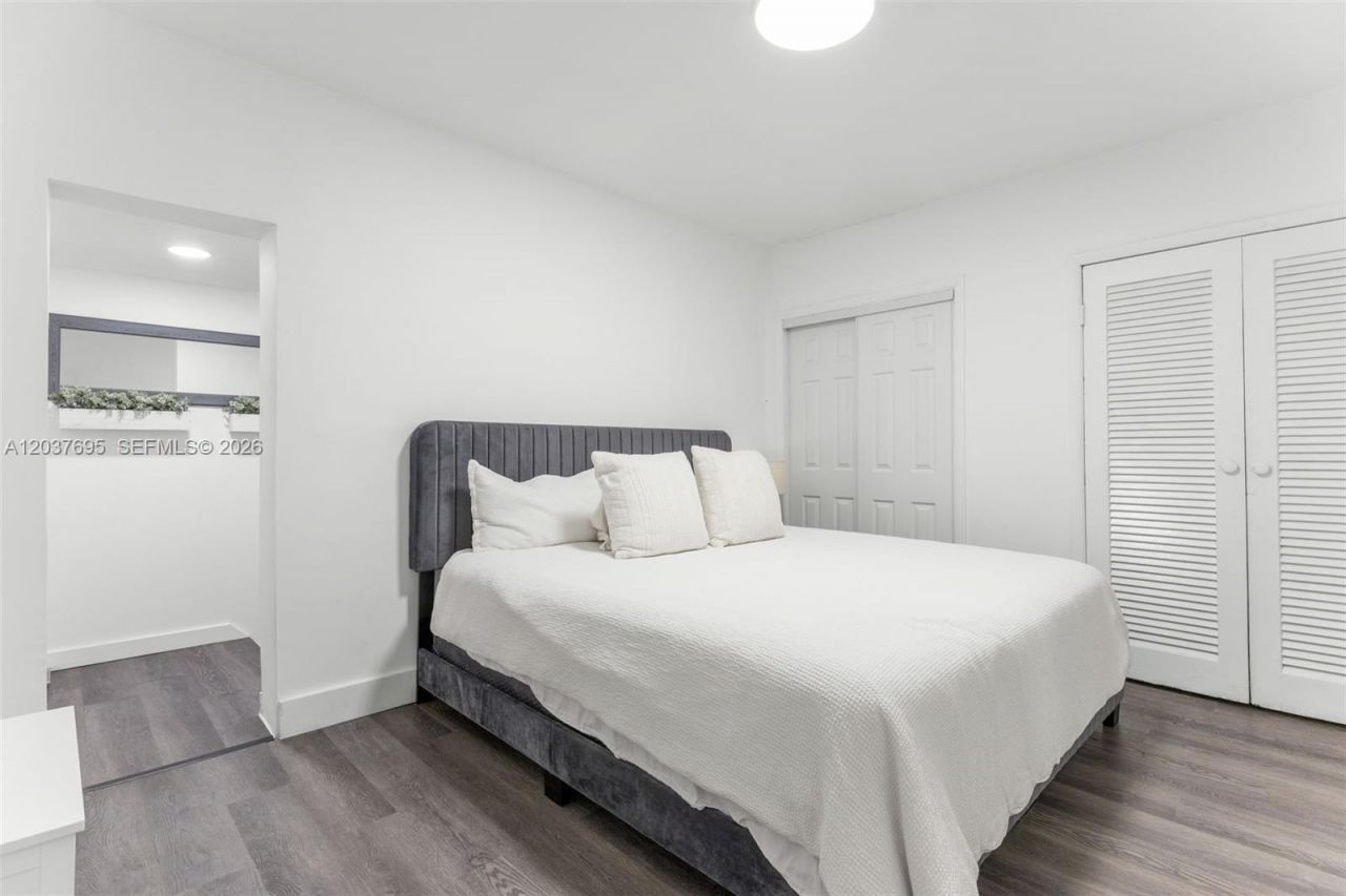8220 Hawthorne Ave, Miami Beach, FL 33141 Photo