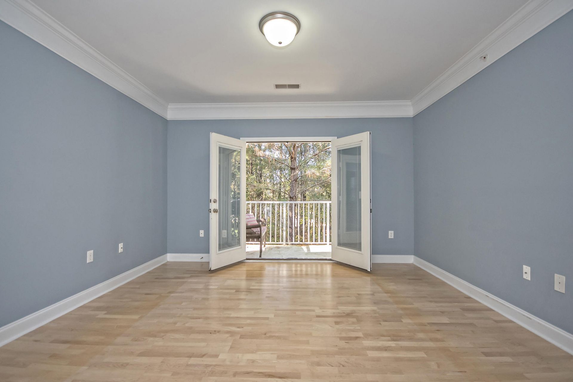 1602 Basildon Road Photo 6
