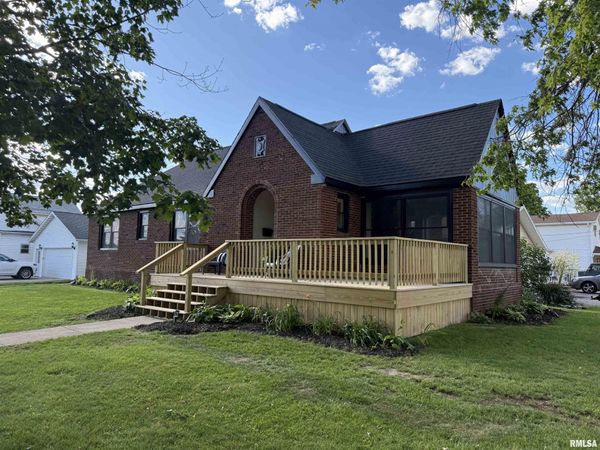404 N ILLINOIS Street, Lewistown, IL 61542