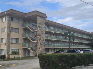 300 Village Green Circle S, Unit 302, Palm Springs, FL 33461