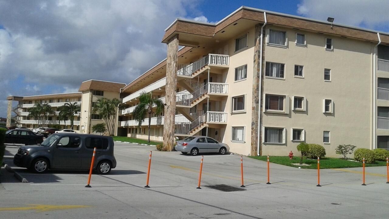 300 Village Green Circle S, Unit 302, Palm Springs, FL 33461 Photo