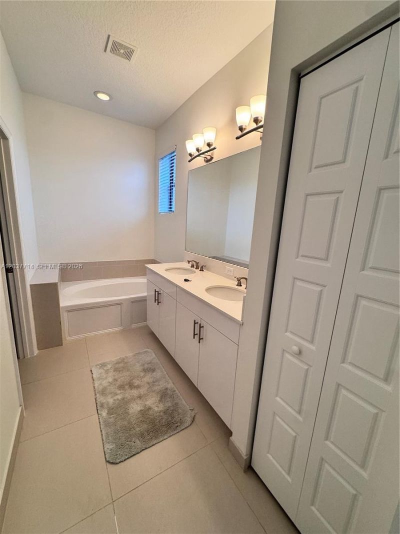 636 NE 193rd St , Unit 636, Miami, FL 33179 Photo