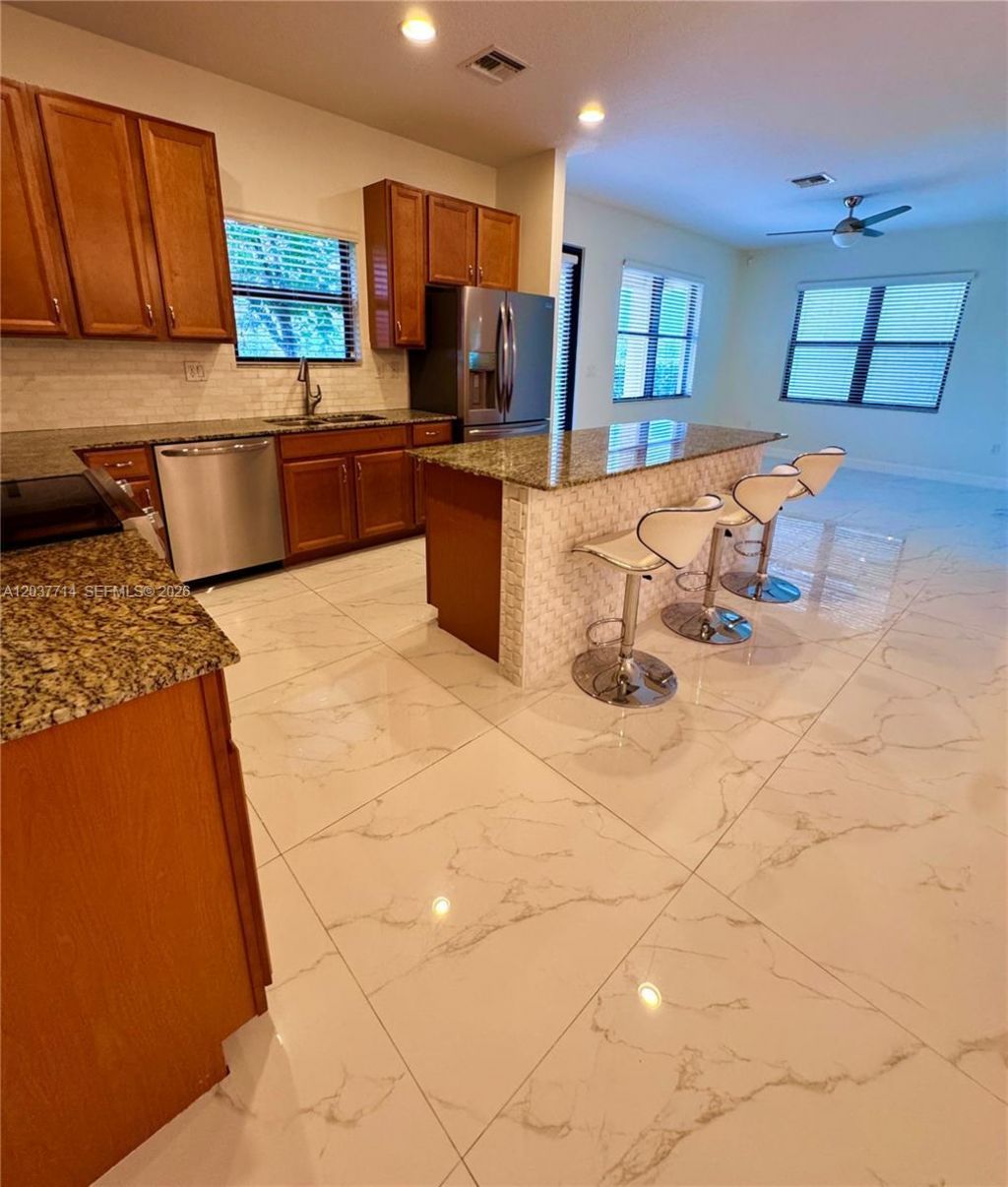 636 NE 193rd St , Unit 636, Miami, FL 33179 Photo