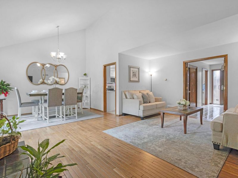 2049 Willow Glen Lane, Unit B, Columbus, OH 43229 Photo 2
