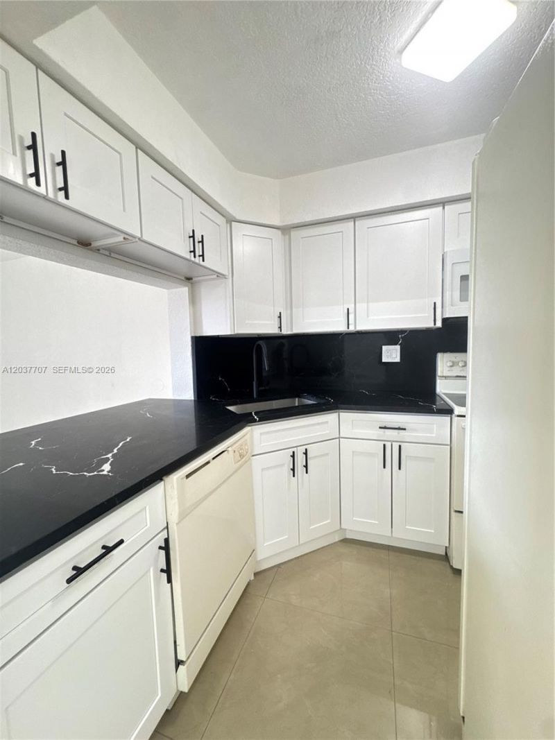 8500 NW 8th St, Unit 303, Miami, FL 33126 Photo