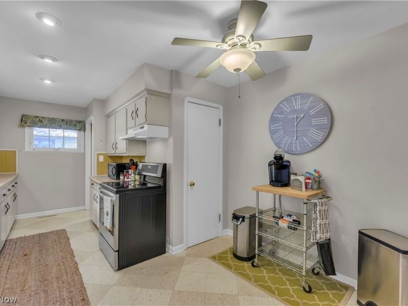 364 Cherry Lane, Seven Hills, OH 44131 Photo 9