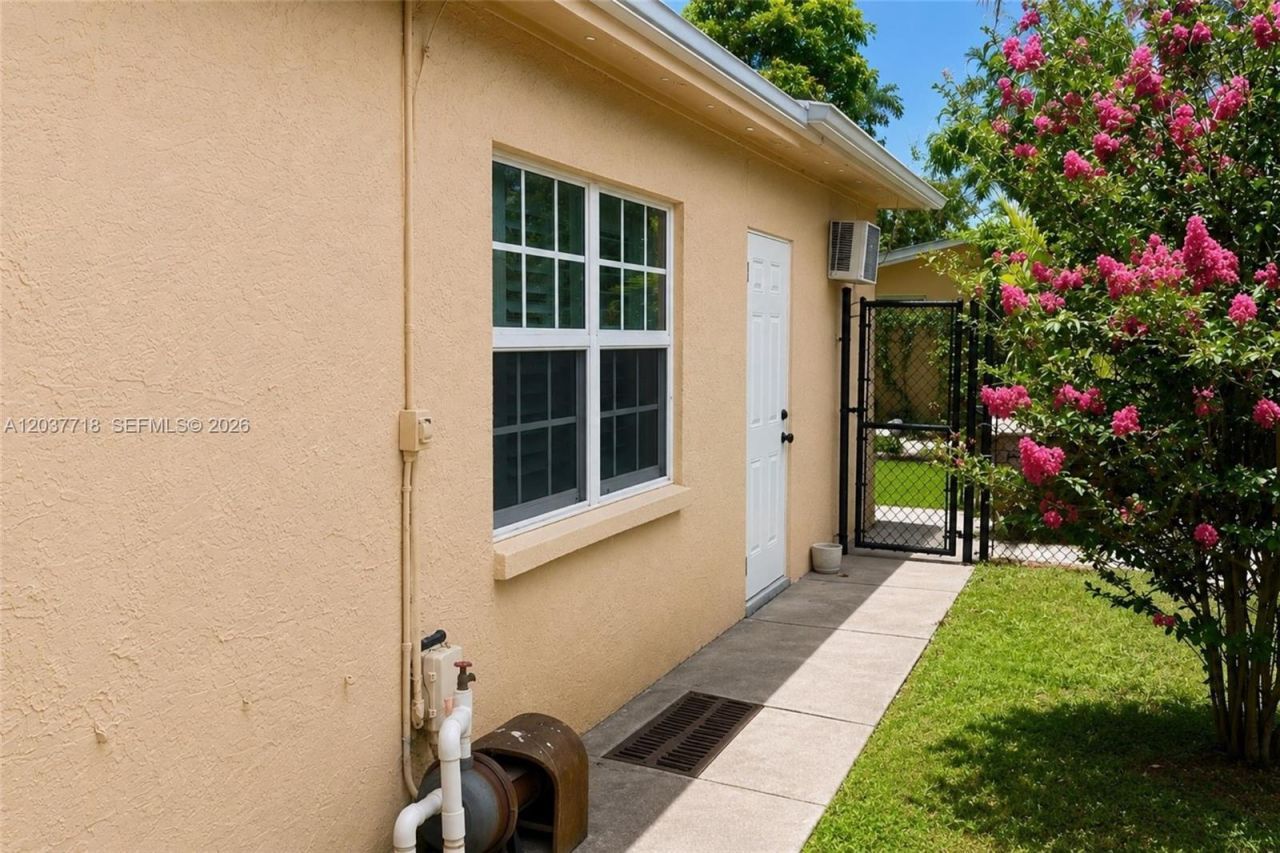 5062 NW 41st Pl, Lauderdale Lakes, FL 33319 Photo