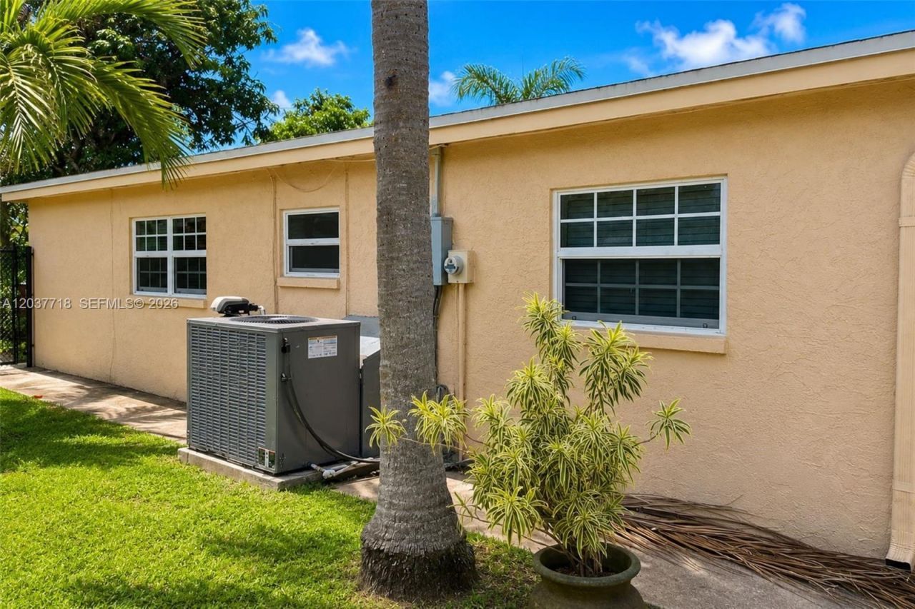 5062 NW 41st Pl, Lauderdale Lakes, FL 33319 Photo