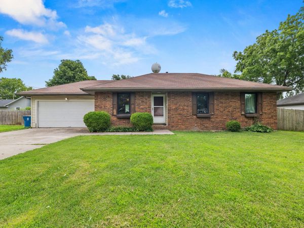 104 Maple Street , Clever, MO 65631