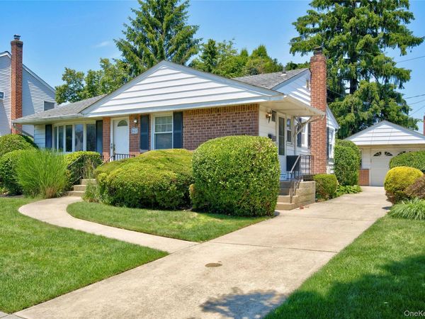 41 Elwood Avenue, Hicksville, NY 11801