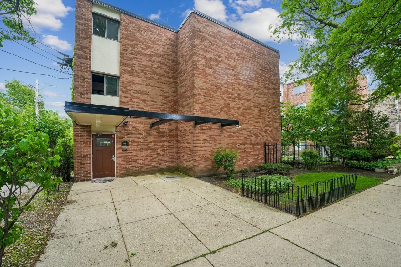 6961 N Oakley Avenue, Unit 209B, Chicago, IL 60645 Main Photo