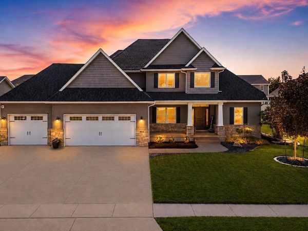 852 STONEBRIDGE Circle, Eldridge, IA 52748