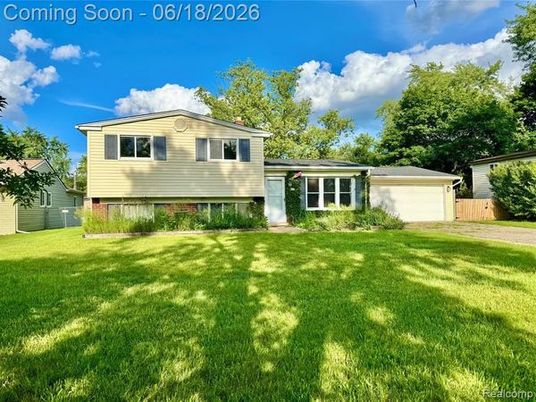 1114 Airport Road, Waterford Twp, MI 48327