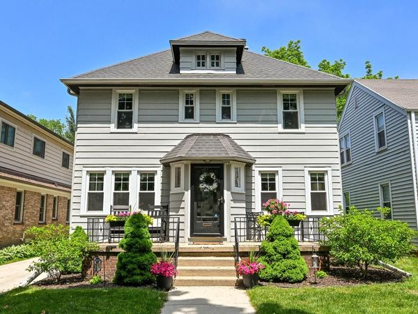 912 E Meadow PLACE, Whitefish Bay, WI 53217