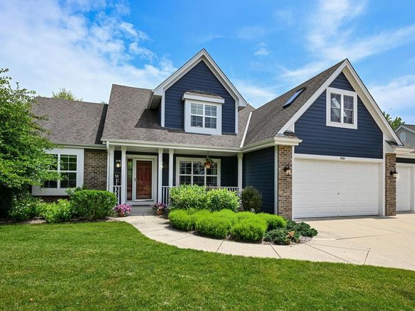 1952 Blackhawk DRIVE, Grafton, WI 53024