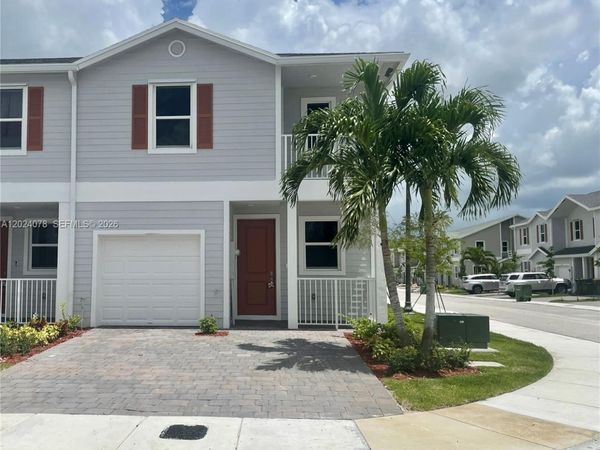 906 SE 17th St , Homestead, FL 33034