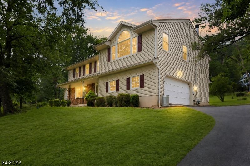 15 Linda Ln, Green Brook, NJ 08812 Main Photo