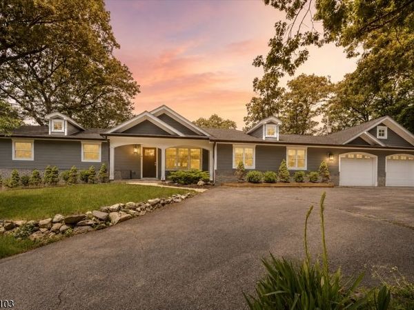 8 Sheeprock Rd, Kinnelon, NJ 07405
