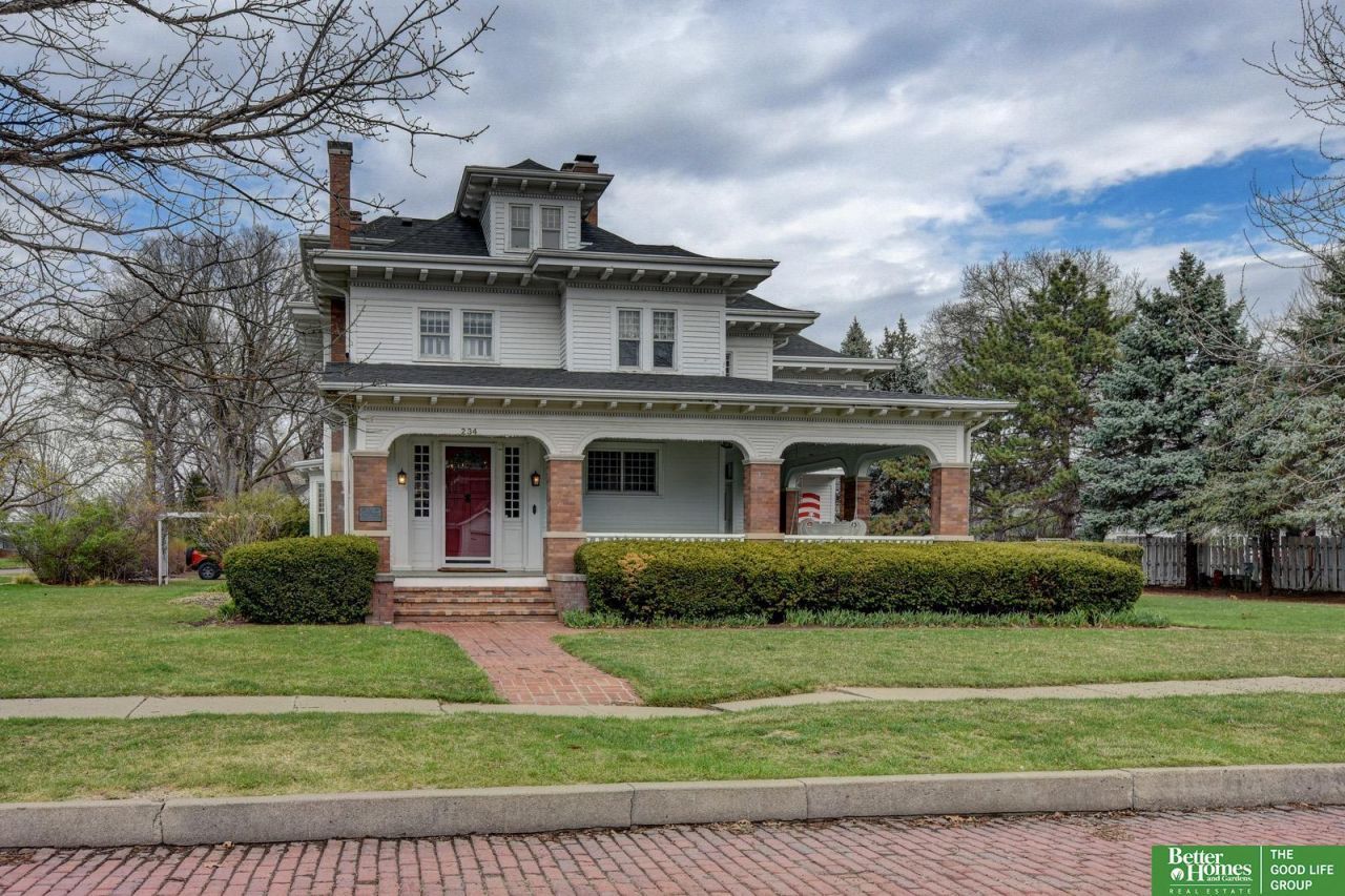 234 W 10th Street