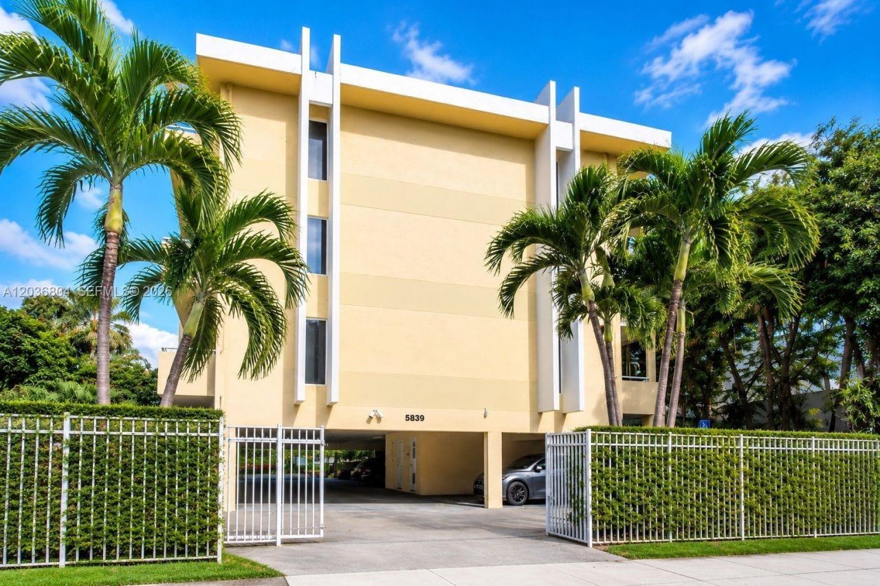 5839 SW 74th Ter , Unit 103, South Miami, FL 33143 Photo