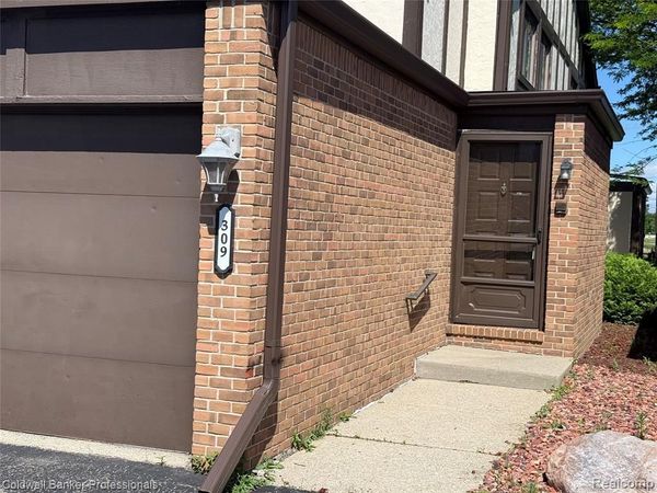 309 Country Club Drive, Unit 25, St Clair Shores, Mi 48082