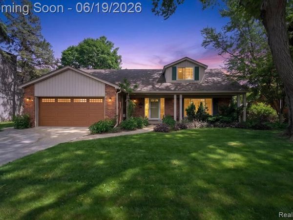 19780 Edshire Lane, Grosse Pointe Woods, MI 48236