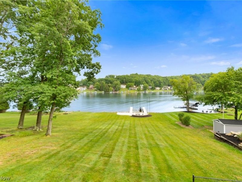 160 W Mohawk Drive , Malvern, OH 44644 Photo 4