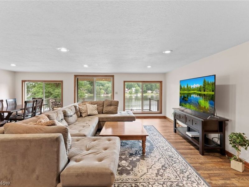 160 W Mohawk Drive , Malvern, OH 44644 Photo 5