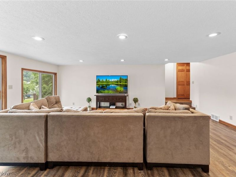 160 W Mohawk Drive , Malvern, OH 44644 Photo 8