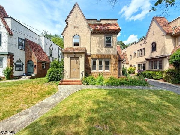 166 Washington Pl, Ridgewood, NJ 07450