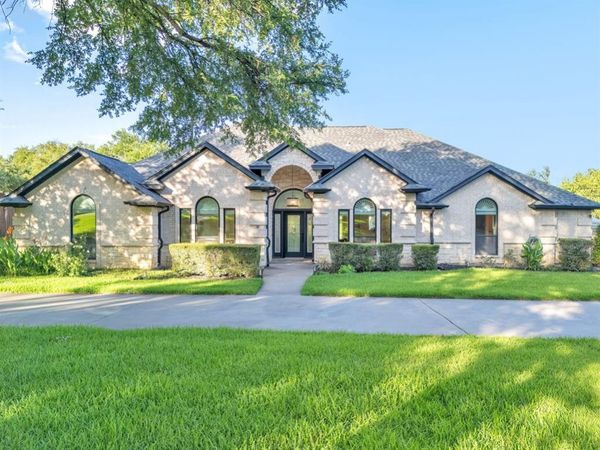 137 Oakwood Court , Lakeside, TX 76135
