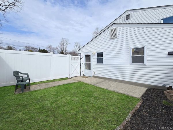 18 Wyandotte Street , Selden, NY 11784