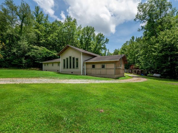 1791 Deer Creek Rd , Linden, TN 37096