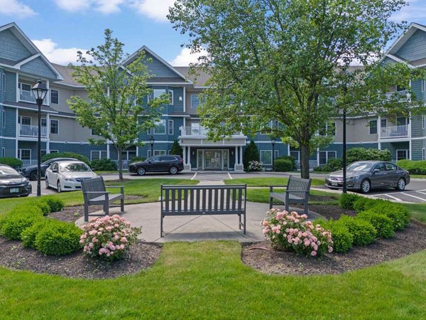65 Hawthorne Drive, Unit 106, Bedford, NH 03110