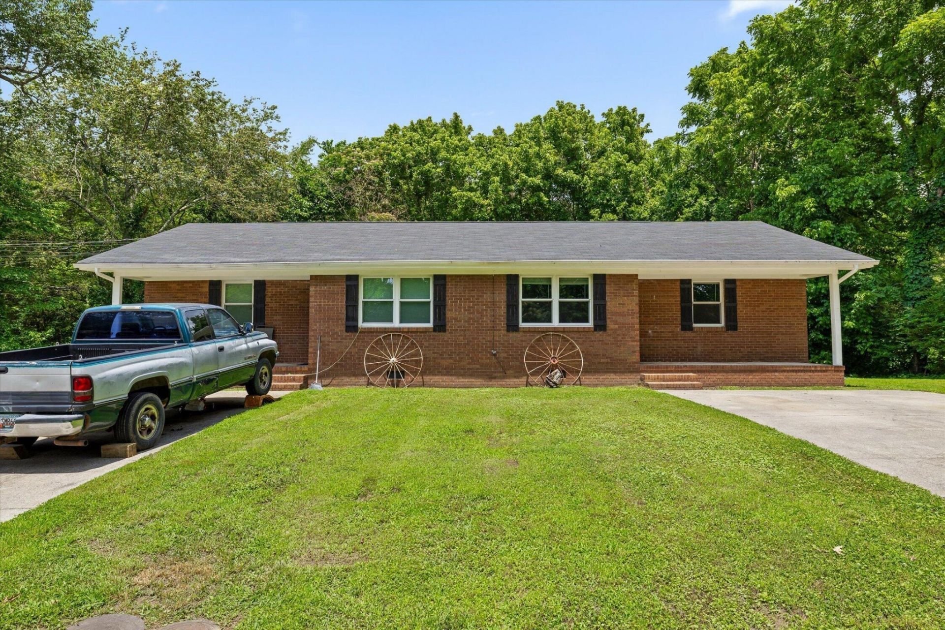 555 E Garden Farm Road, Rossville, GA 30741 Main Photo