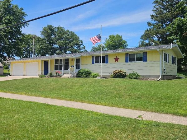 808 18th Street , Belle Plaine, IA 52208