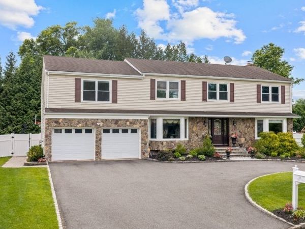 16 Trinity Pl, East Hanover, NJ 07936