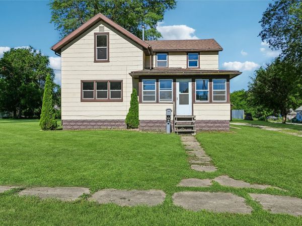 703 F Avenue, Vinton, IA 52349