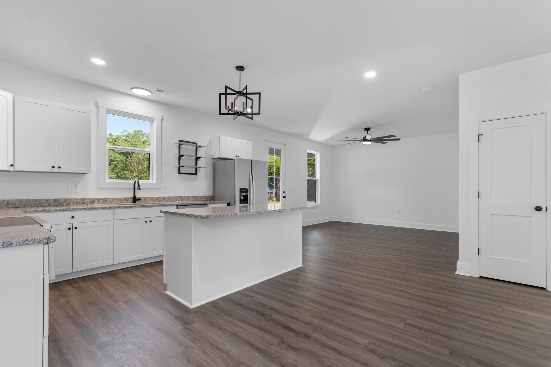 210 N Morgan Ave.  Photo 9