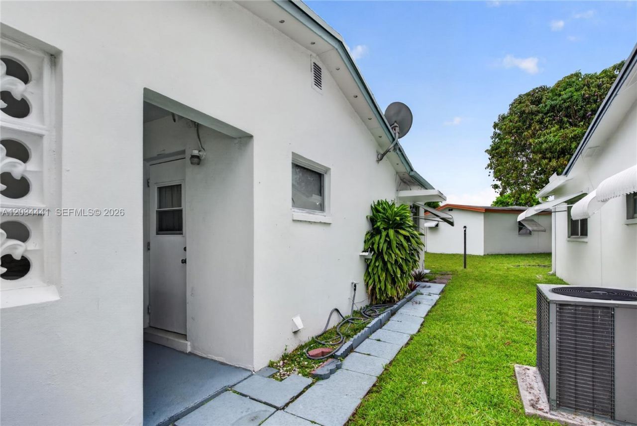 4271 NW 49th Ter , Lauderdale Lakes, FL 33319 Photo