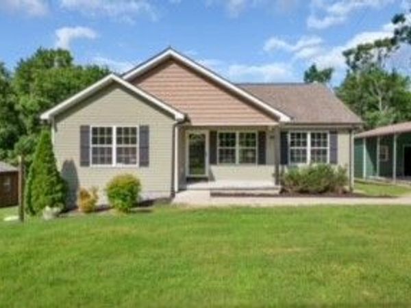 1315 North Charlotte Street , Dickson, TN 37055