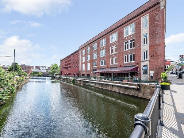 15 Kearney Sq, Unit 201, Lowell, MA 01852