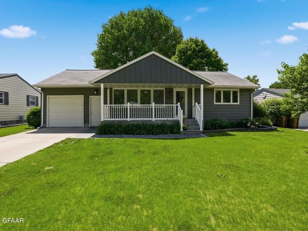 440 RIVER Drive SE, East Grand Forks, MN 56721