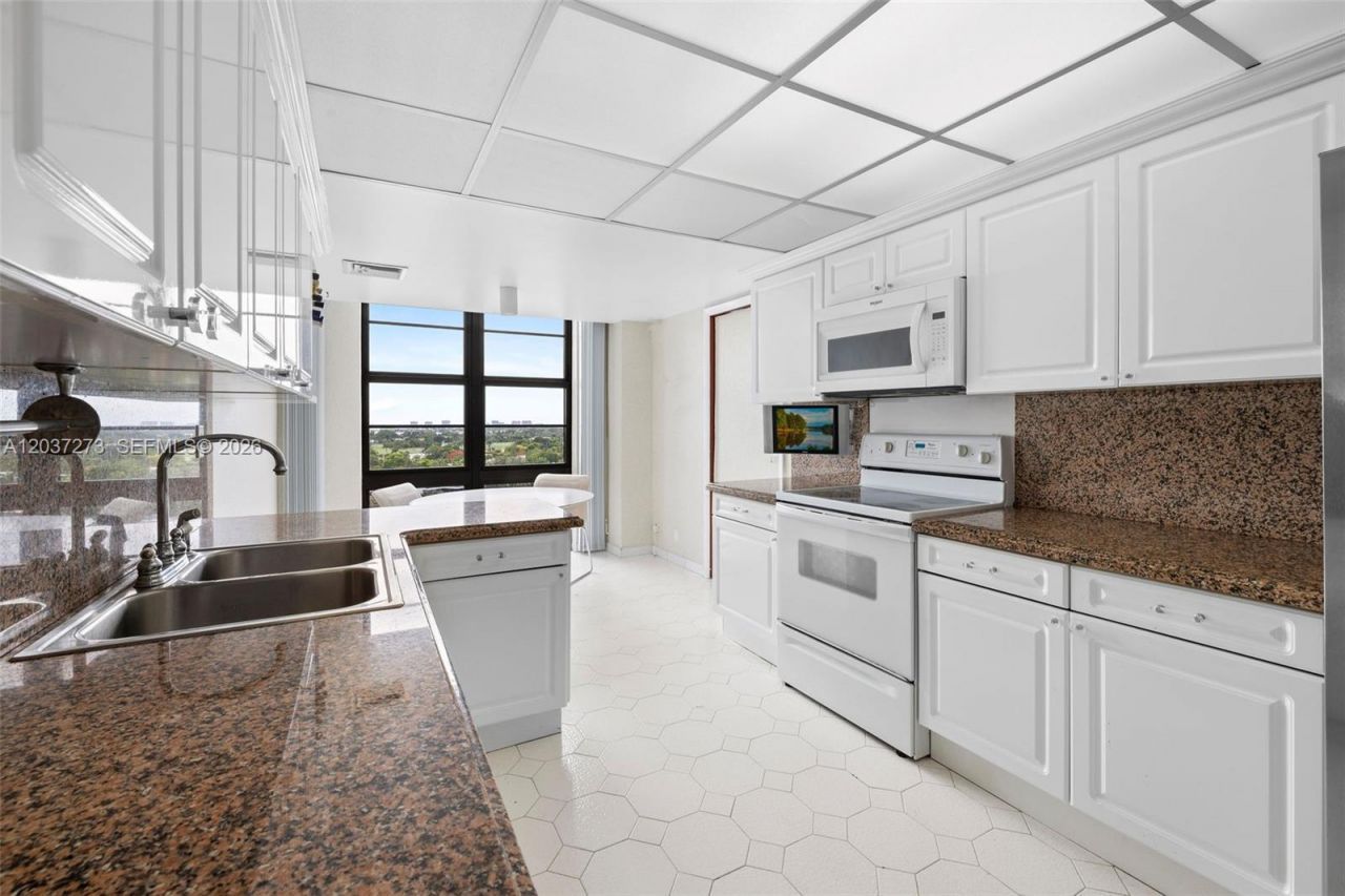 5500 Collins Ave , Unit 1401, Miami Beach, FL 33140 Photo