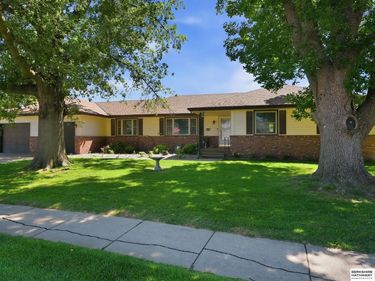 201 Barrington Drive, Gretna, NE 68028