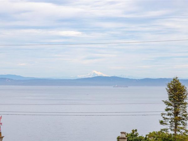 922 Claremont Ave , Saanich, BC V8Z 2G4